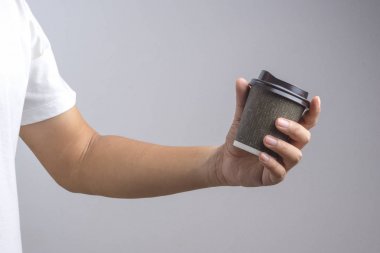 Sıcak kahve fincanı tutan el