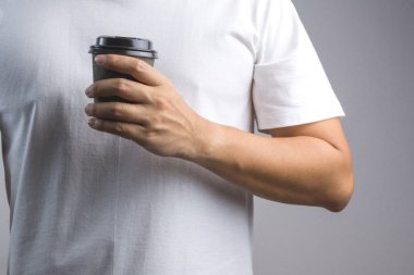 Sıcak kahve fincanı tutan el