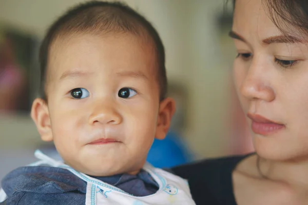 彼女の息子を保持しているアジアの母 — ストック写真