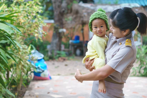 Азиатская мать держит своего ребенка — стоковое фото
