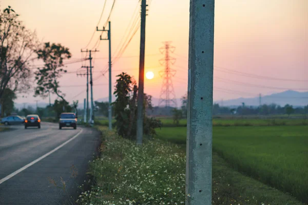 Захід сонця на сільській дорозі — стокове фото