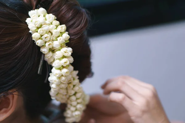ジャスミンの花のピンによって髪の装飾 — ストック写真