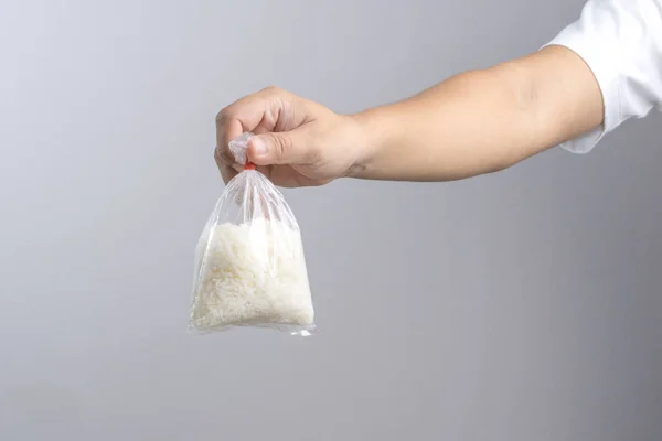 Arroz de mano en bolsa de plástico sellado por banda elástica, An ordin —  Fotos de Stock