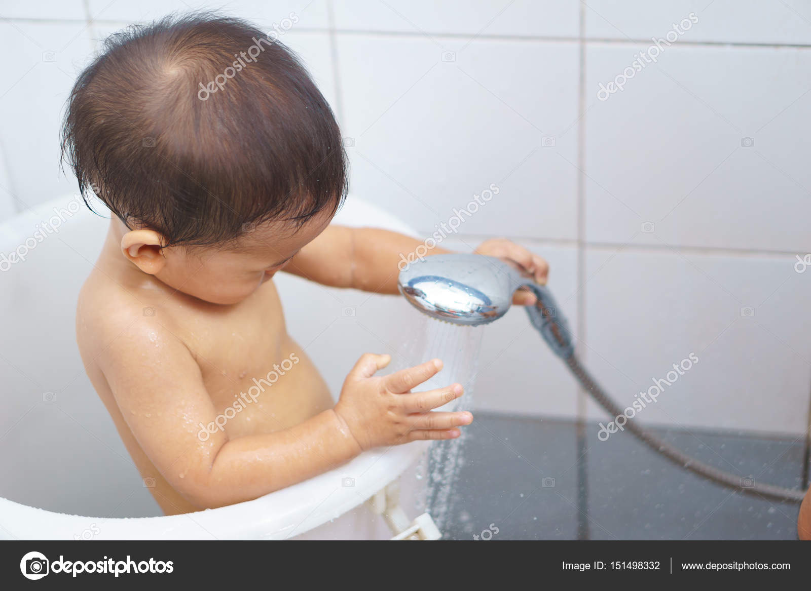 Asiatique Bebe Prendre Un Douche Par Lui Meme Image Libre De Droit Par Bonnontawat C Asiatique Bebe Prendre Un Douche Par Lui Meme Image Libre De Droit Par Bonnontawat C