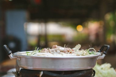 Tay ortak büfesi, ızgara domuz eti veya barbekü sıcak tava üzerinde