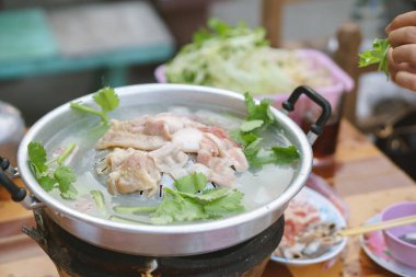 Tay ortak büfesi, ızgara domuz eti veya barbekü sıcak tava üzerinde