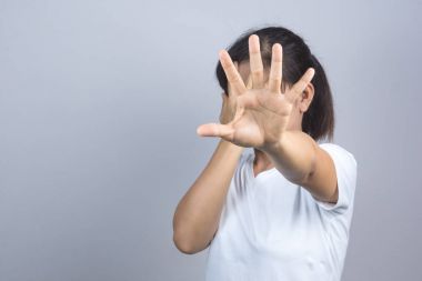 Kadın el bir Dur jest yapıyor