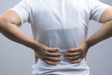 Sırt ya da omurga ağrısı için ellerini koyarak kadın