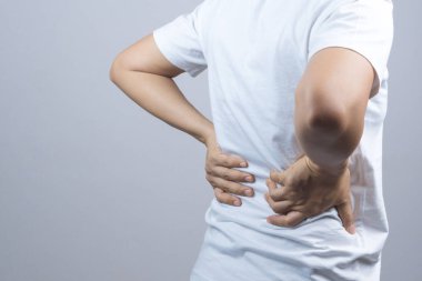 Sırt ya da omurga ağrısı için ellerini koyarak kadın