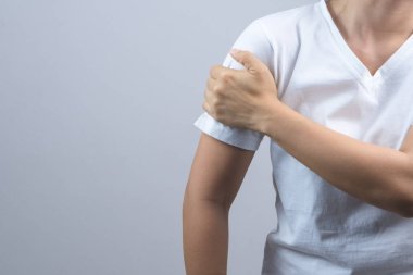 Boyun ve omuz ağrısı için elini koyarak kadın