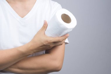 kadın el holding kağıt mendil