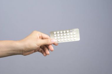 Doğum kontrol hapları, doğum kontrol hapı sürüsü beni tutan kadın el