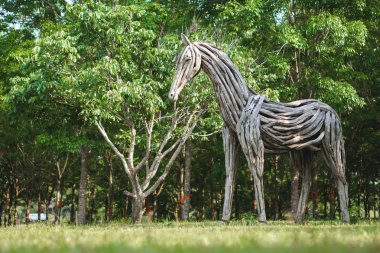 dalgaların karaya attığı odun tahta at heykel yaptı