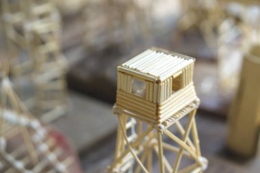 Tahta çubuktan yapılmış küçük bir yapı.