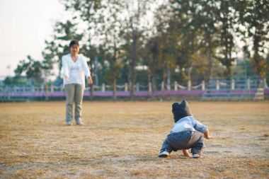 Asya Anne oğlunu yürümeyi öğretmek