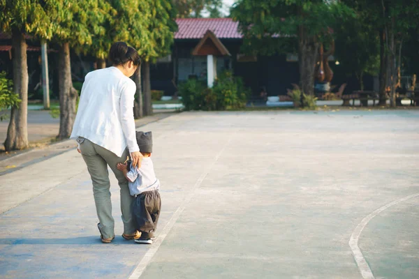 Asiática madre enseñar su hijo a caminar — Foto de Stock