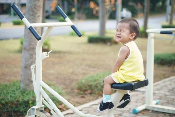 Asya bebek egzersiz makinede oturma