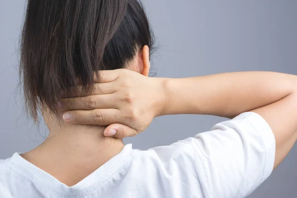 Vrouw zetten haar hand voor nek of rug pijn — Stockfoto