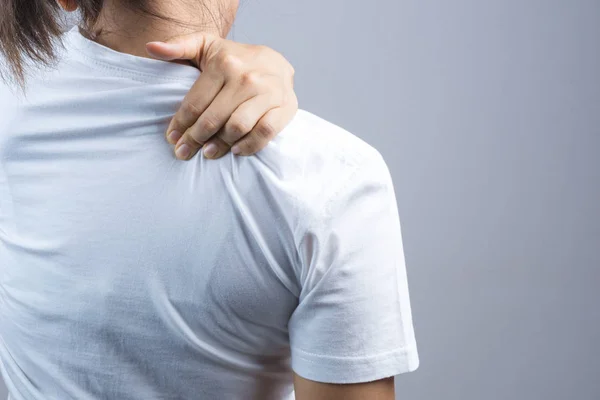 Woman putting her hand for neck and shoulder pain — Stock Photo, Image