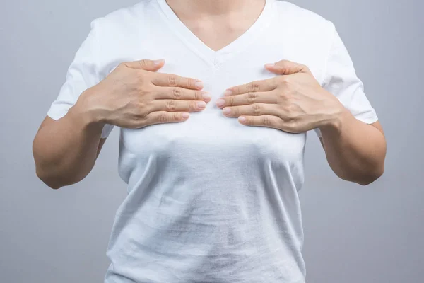 Mulher colocando a mão no peito para verificar o tamanho ou câncer awa — Fotografia de Stock