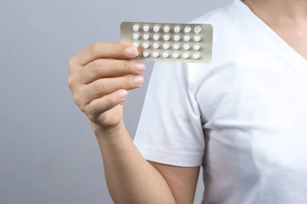 Mujer mano sosteniendo paquete de píldoras anticonceptivas, control de la natalidad me — Foto de Stock