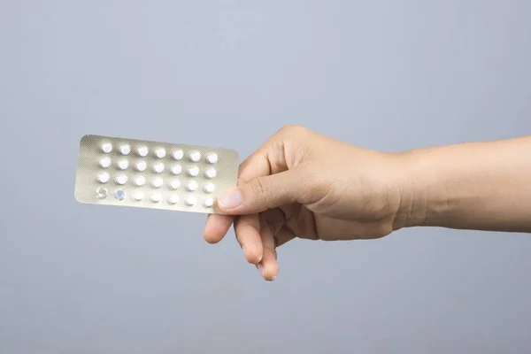 Женщина держит упаковку противозачаточных таблеток, противозачаточные мне — стоковое фото