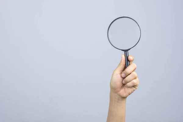 Frau hält Lupe in der Hand — Stockfoto