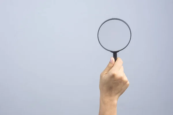 Frau hält Lupe in der Hand — Stockfoto