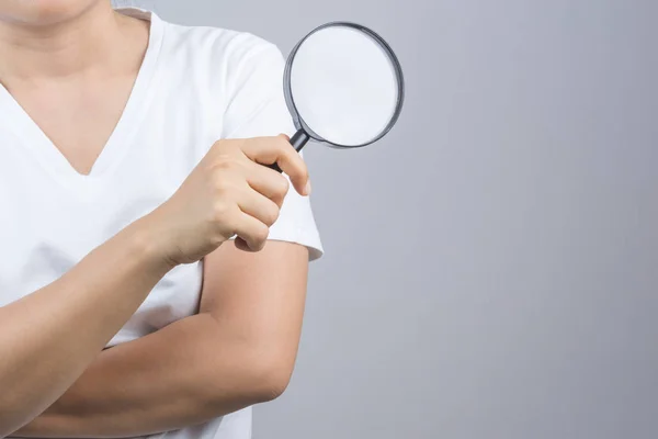 Frau hält Lupe in der Hand — Stockfoto