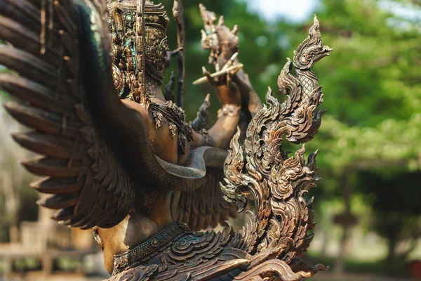 Statue en bronze de Garuda de culture asiatique — Photo