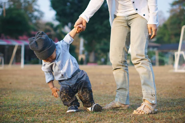 Мать-азиатка учит своего сына ходить — стоковое фото