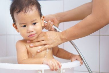 Asya Bebek annesi tarafından bir duş al