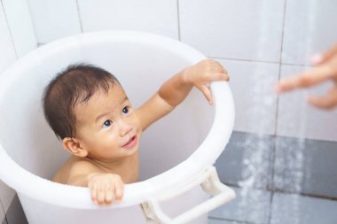 Asya Bebek annesi tarafından bir duş al