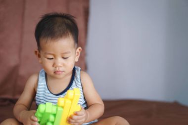 1 yıl 4 ay Asya bebek plastik blokları oynamak