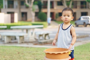 Bir 1 yıl 4 ay Asya bebek deneyin bazı ağaç dikimi için