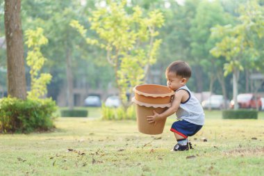 Bir 1 yıl 4 ay Asya bebek deneyin bazı ağaç dikimi için