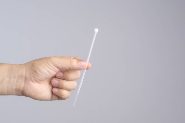 Kendini kilit plastik kablo tutan el