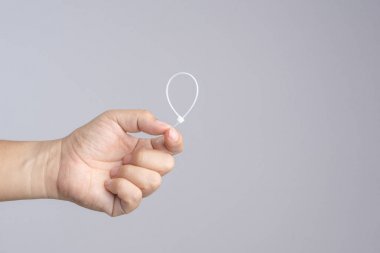 Kendini kilit plastik kablo tutan el