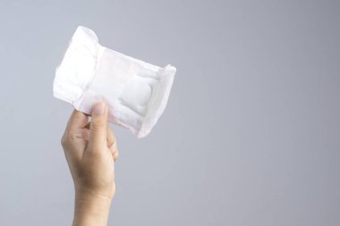 Elini tutarak sıhhi peçete