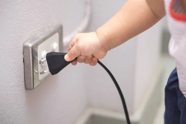 El eklemeye çalışıyor bir bebeğin elektrik prizine cove takın
