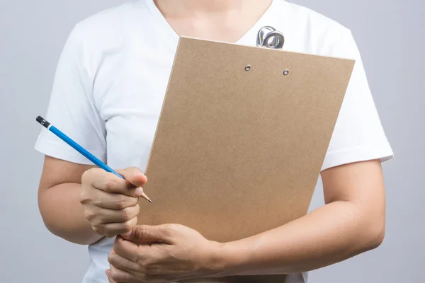 Tangan wanita memegang clipboard kayu dan pena — Stok Foto