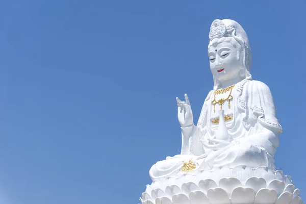 Statua Bianca del Guanyin, Dea della Compassione e della Misericordia — Foto Stock