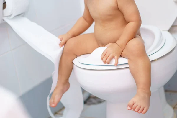 Bir tuvalet bir Asya bebek otur