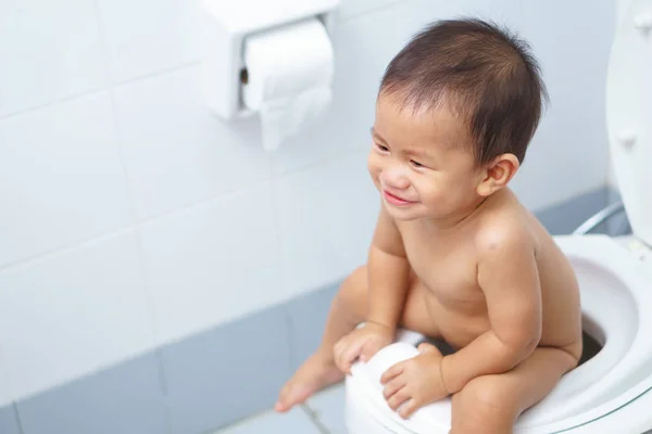 An Asian baby sit on a toilet — Stock Photo, Image