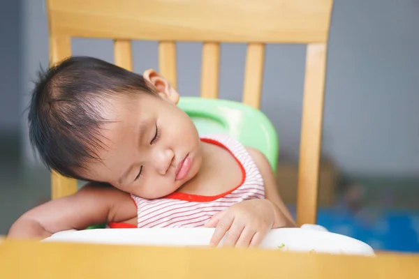 年と 3 ヶ月アジアの赤ちゃんが食べながら眠っています。 — ストック写真