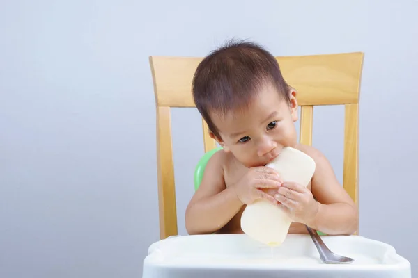 Un an et 3 mois bébé asiatique manger du lait maternel congelé — Photo