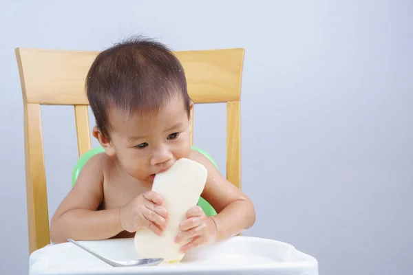 Um ano e 3 meses de idade Asiático bebê comendo leite materno congelado — Fotografia de Stock