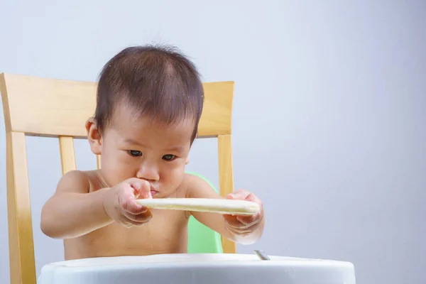 Um ano e 3 meses de idade Asiático bebê comendo leite materno congelado — Fotografia de Stock