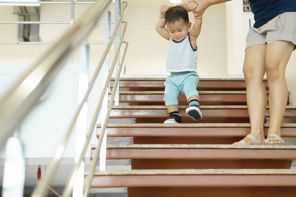 Мать-азиатка учит своего сына ходить — стоковое фото