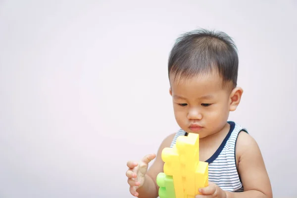 A 1 year and 4 months Asian baby playing plastic blocks — Stock Photo, Image